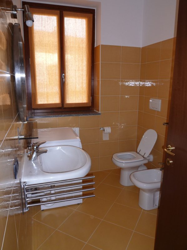Bagno del bilocale in affitto a Castellanza