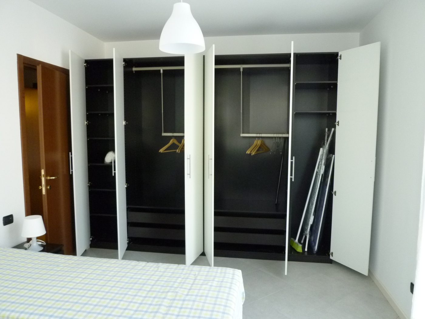 Armadiatura della camera da letto nel bilocale in affitto a Castellanza