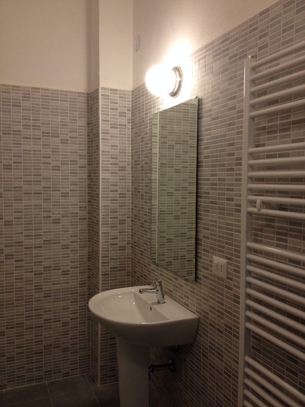 Bagno al piano terra delle camere in affitto a Castellanza