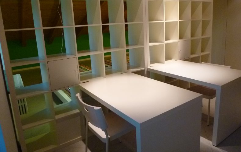 Zona studio al piano superiore del trilocale in affitto a Castellanza
