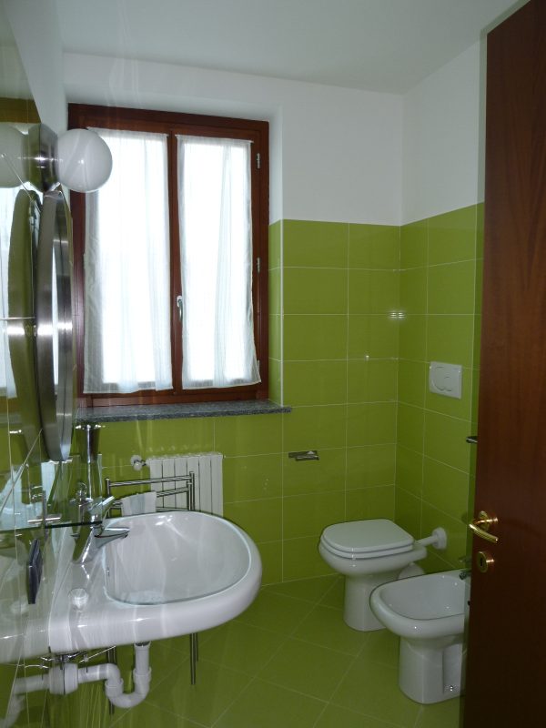 Bagno del trilocale in affitto a Castellanza