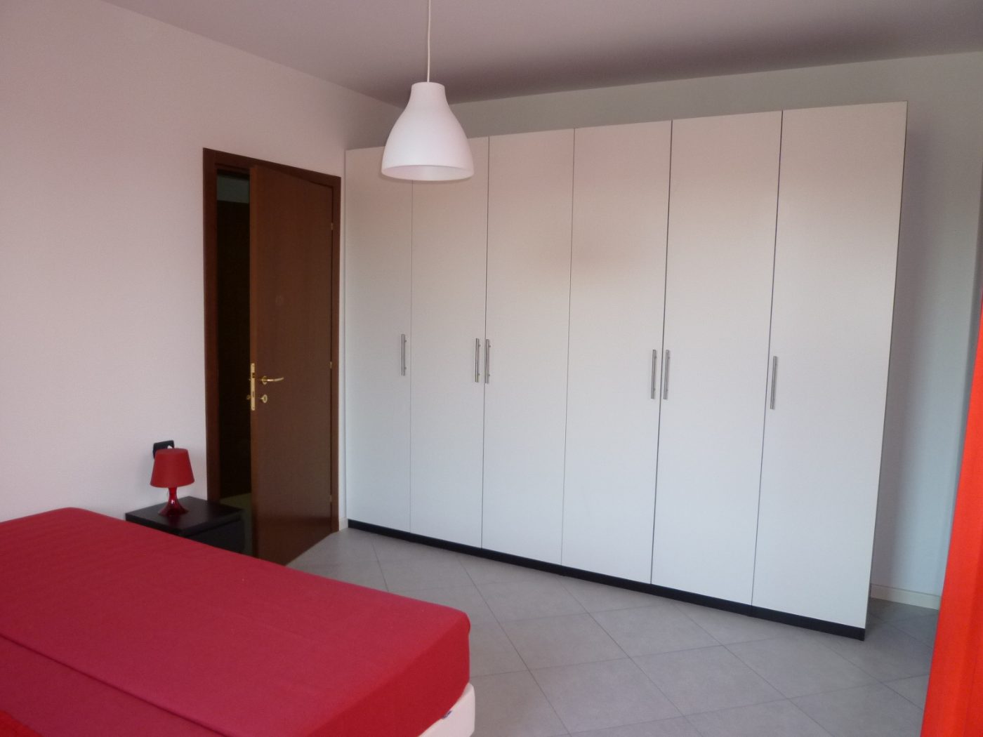 Camera da letto del trilocale in affitto a Castellanza